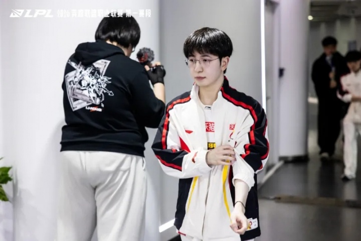 Elk:这一场对于我们能否前四比较关键,赢下来缓了一大口气