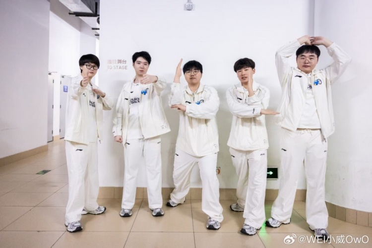 战胜TES后Wei发布队伍合影：首胜，兄弟们继续加油！