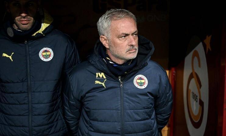 从1-0到1-1，穆里尼奥公开批评球员，老东家高歌猛进冲击双冠，本菲卡一无所获